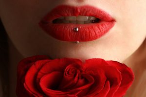 piercing i röda läppar